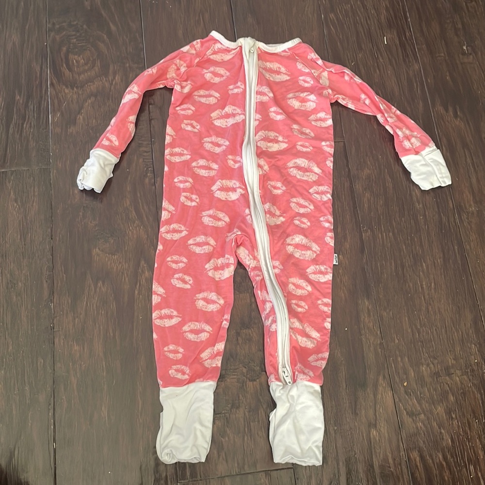 Pink kiss little sleepies zippie 3-6 months